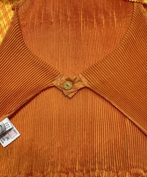 im MIYAKE DESIGN STUDIO（イッセイミヤケデザインスタジオ）im MIYAKE DESIGN STUDIO (イッセイミヤケデザインスタジオ) エプロンデザインノースリーブプリーツワンピース オレンジ×イエロー サイズ:不明の古着・服飾アイテム