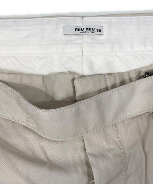 MIU MIU（ミュウミュウ）MIU MIU (ミュウミュウ) 裾ジップベルテッドパンツ ベージュ サイズ:38の古着・服飾アイテム