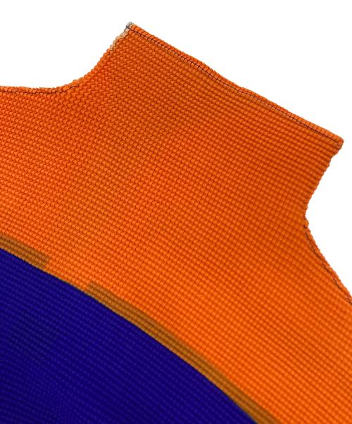 me ISSEY MIYAKE（ミーイッセイ ミヤケ）me ISSEY MIYAKE (ミーイッセイ ミヤケ) デザインハイネックプリーツカットソー ネイビー×オレンジ サイズ:不明の古着・服飾アイテム