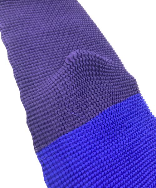 me ISSEY MIYAKE（ミーイッセイ ミヤケ）me ISSEY MIYAKE (ミーイッセイ ミヤケ) デザインハイネックプリーツカットソー ネイビー×オレンジ サイズ:不明の古着・服飾アイテム