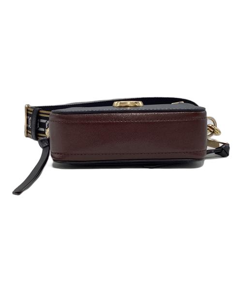 MARC JACOBS（マークジェイコブス）MARC JACOBS (マークジェイコブス) スナップショット ショルダーバッグ ブラック×レッドの古着・服飾アイテム