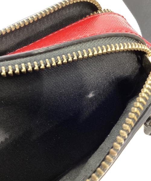 MARC JACOBS（マークジェイコブス）MARC JACOBS (マークジェイコブス) スナップショット ショルダーバッグ ブラック×レッドの古着・服飾アイテム