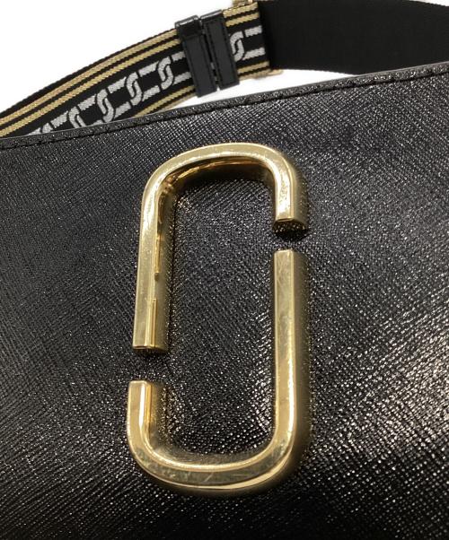 MARC JACOBS（マークジェイコブス）MARC JACOBS (マークジェイコブス) スナップショット ショルダーバッグ ブラック×レッドの古着・服飾アイテム