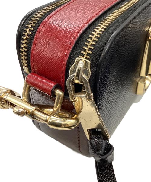MARC JACOBS（マークジェイコブス）MARC JACOBS (マークジェイコブス) スナップショット ショルダーバッグ ブラック×レッドの古着・服飾アイテム