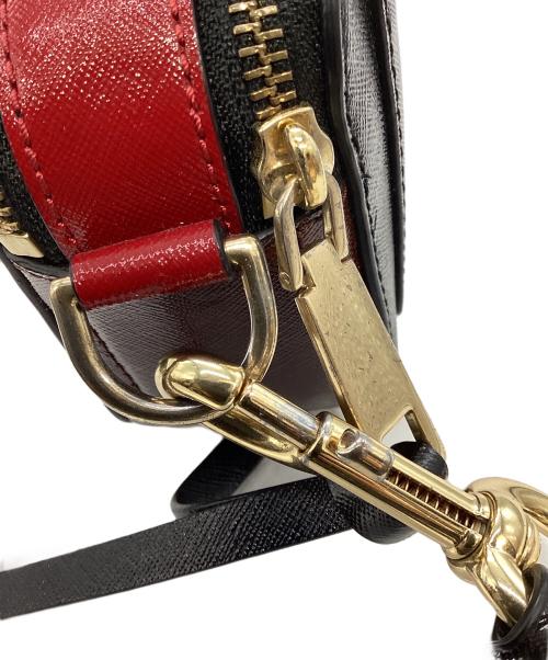 MARC JACOBS（マークジェイコブス）MARC JACOBS (マークジェイコブス) スナップショット ショルダーバッグ ブラック×レッドの古着・服飾アイテム