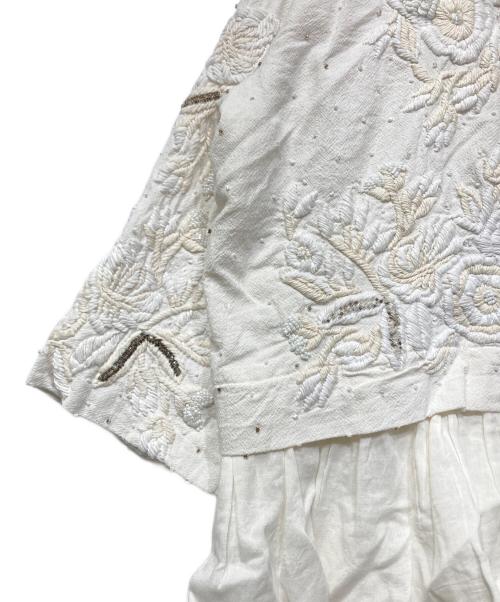 BEARDSLEY（ビアズリー）BEARDSLEY (ビアズリー) ハンド刺繍裾フリルジャケット ホワイト サイズ:Freeの古着・服飾アイテム