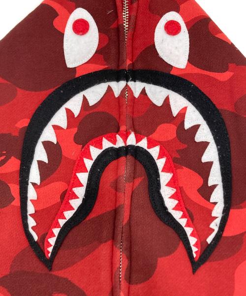 A BATHING APE（アベイシングエイプ）A BATHING APE (アベイシングエイプ) Color Camo Shark Full Zip Hoodie レッド サイズ:XLの古着・服飾アイテム