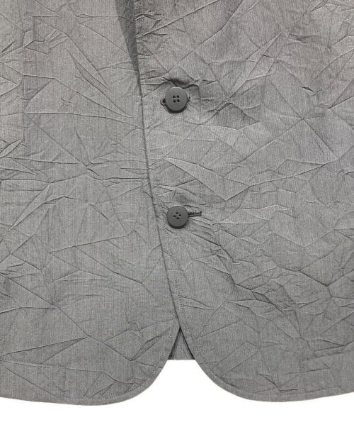 ISSEY MIYAKE MEN（イッセイミヤケメン）ISSEY MIYAKE MEN (イッセイミヤケメン) シワ加工テーラードジャケット グレー サイズ:4の古着・服飾アイテム