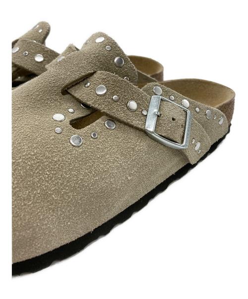 BIRKENSTOCK（ビルケンシュトック）BIRKENSTOCK (ビルケンシュトック) Boston Rivet LEVE Taupe 1030418 ベージュ サイズ:US8の古着・服飾アイテム