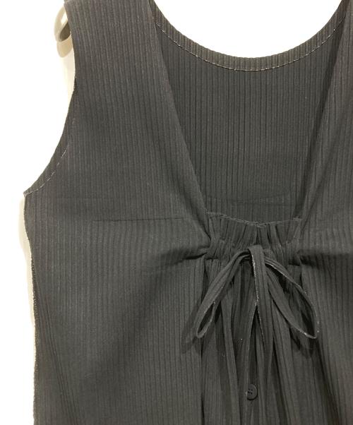 me ISSEY MIYAKE（ミーイッセイ ミヤケ）me ISSEY MIYAKE (ミーイッセイ ミヤケ) ノースリーブプリーツブラウス ブラック サイズ:不明の古着・服飾アイテム
