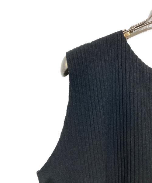 me ISSEY MIYAKE（ミーイッセイ ミヤケ）me ISSEY MIYAKE (ミーイッセイ ミヤケ) ノースリーブプリーツブラウス ブラック サイズ:不明の古着・服飾アイテム