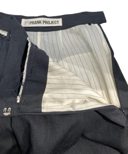 PRANK PROJECT（プランクプロジェクト）PRANK PROJECT (プランクプロジェクト) Moon Slit Asymmetry Tack Pants（ムーン スリット アシンメトリー トラック パンツ） グレー サイズ:38の古着・服飾アイテム