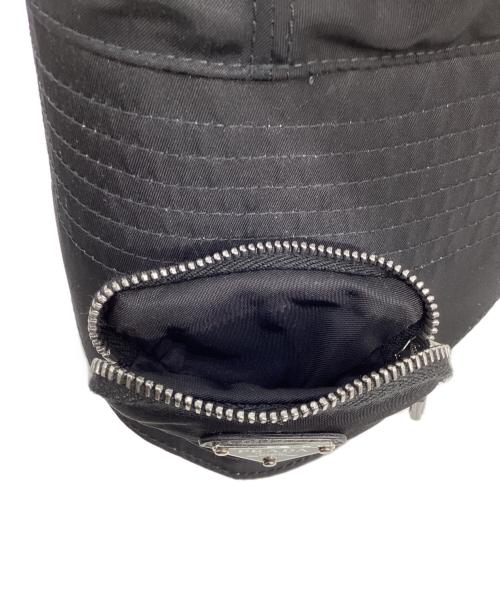 PRADA（プラダ）PRADA (プラダ) トライアングルロゴ Re-Nylon バケットハット ブラック サイズ:XLの古着・服飾アイテム