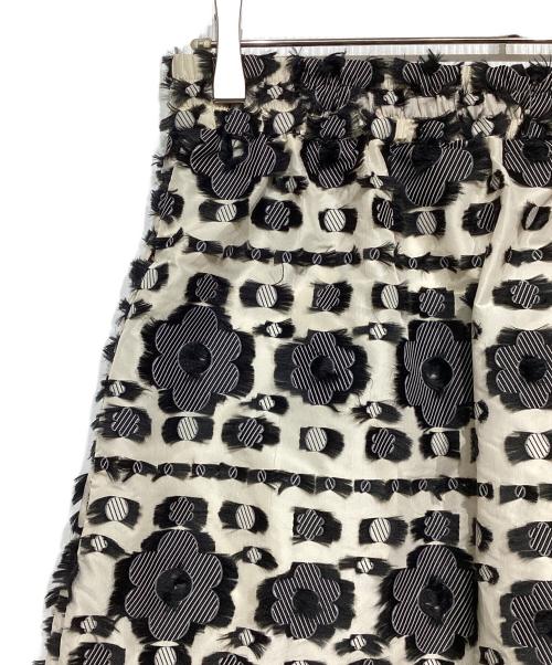 RED VALENTINO（レッドヴァレンティノ）RED VALENTINO (レッドヴァレンティノ) 花柄スカート ブラック×ホワイト サイズ:40の古着・服飾アイテム