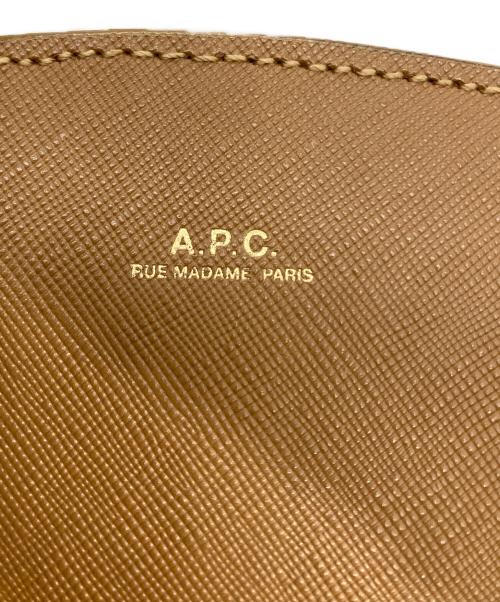 A.P.C.（アーペーセー）A.P.C. (アーペーセー) ハーフムーン ショルダーバッグ ブラウンの古着・服飾アイテム