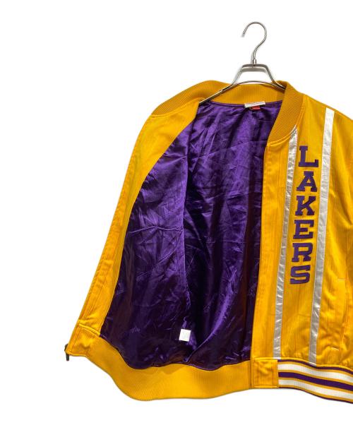 MITCHELL & NESS（ミッチェルアンドネス）MITCHELL & NESS (ミッチェルアンドネス) LAKERSジャケット イエロー サイズ:Lの古着・服飾アイテム