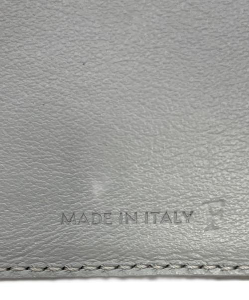 CELINE（セリーヌ）CELINE (セリーヌ) トリオンフエンボス加工 スモール トリフォールドウォレット グレーの古着・服飾アイテム