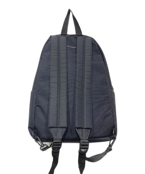 EASTPAK（イーストパック）EASTPAK (イーストパック) MM6 Maison Margiela (エムエムシックスメゾンマルジェラ) パデッド リバーシブル リュックサック ブラック×ホワイトの古着・服飾アイテム