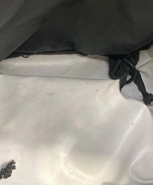 EASTPAK（イーストパック）EASTPAK (イーストパック) MM6 Maison Margiela (エムエムシックスメゾンマルジェラ) パデッド リバーシブル リュックサック ブラック×ホワイトの古着・服飾アイテム