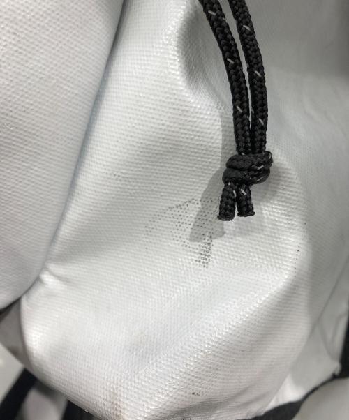 EASTPAK（イーストパック）EASTPAK (イーストパック) MM6 Maison Margiela (エムエムシックスメゾンマルジェラ) パデッド リバーシブル リュックサック ブラック×ホワイトの古着・服飾アイテム