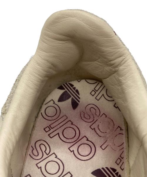 adidas（アディダス）adidas (アディダス) サンバOG ローカットスニーカー ベージュ×レッド サイズ:23の古着・服飾アイテム