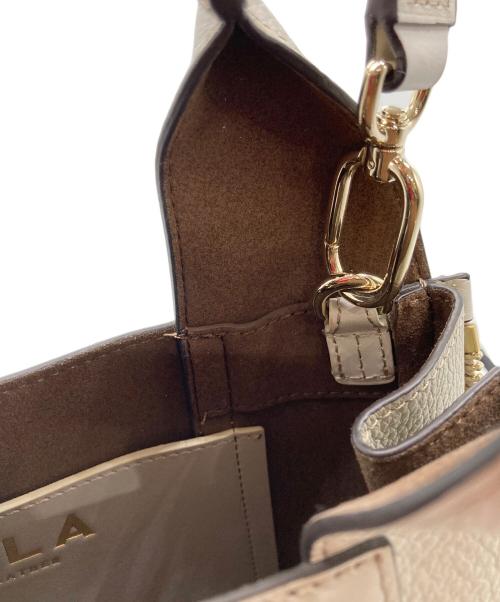 FURLA（フルラ）FURLA (フルラ) GILDA M TOTE バッグ / ２WAY BAG / ショルダーバッグ/ トートバッグ ホワイトの古着・服飾アイテム