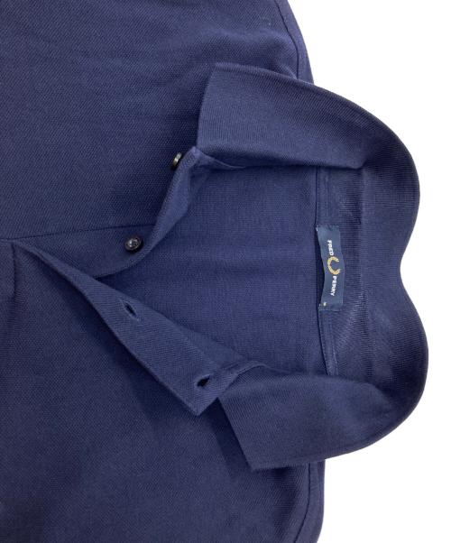FRED PERRY（フレッドペリー）FRED PERRY (フレッドペリー) エンブロイドパネル ポロシャツ ネイビー×グリーン サイズ:Mの古着・服飾アイテム