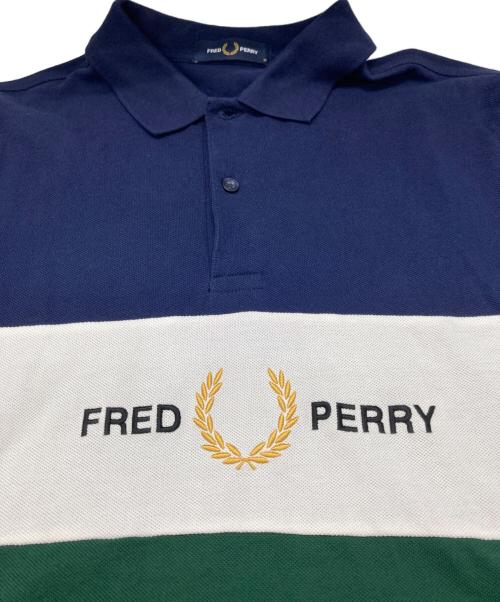 FRED PERRY（フレッドペリー）FRED PERRY (フレッドペリー) エンブロイドパネル ポロシャツ ネイビー×グリーン サイズ:Mの古着・服飾アイテム