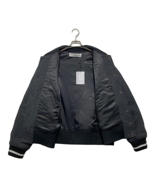 J.W.ANDERSON（ジェイダブリューアンダーソン）J.W.ANDERSON (ジェイダブリューアンダーソン) 22AW Embroidered Varsity Jacket 刺繍ウールスタジャン グレー サイズ:38の古着・服飾アイテム