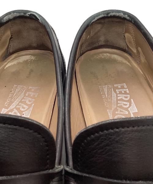 Salvatore Ferragamo（サルヴァトーレ フェラガモ）Salvatore Ferragamo (サルヴァトーレ フェラガモ) ヴァラ ローファー ブラック サイズ:7 EEの古着・服飾アイテム