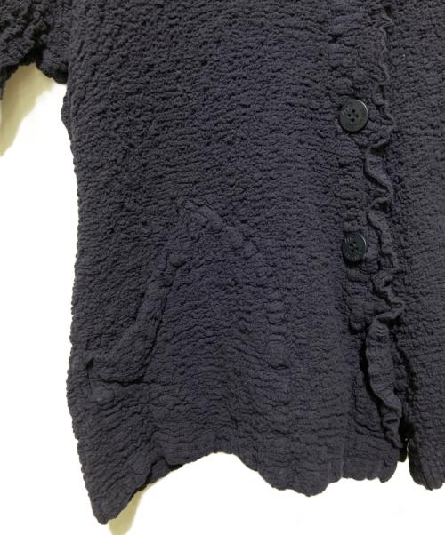 me ISSEY MIYAKE（ミーイッセイ ミヤケ）me ISSEY MIYAKE (ミーイッセイ ミヤケ) スタンドカラーカリフラワージャケット ネイビー サイズ:FREEの古着・服飾アイテム