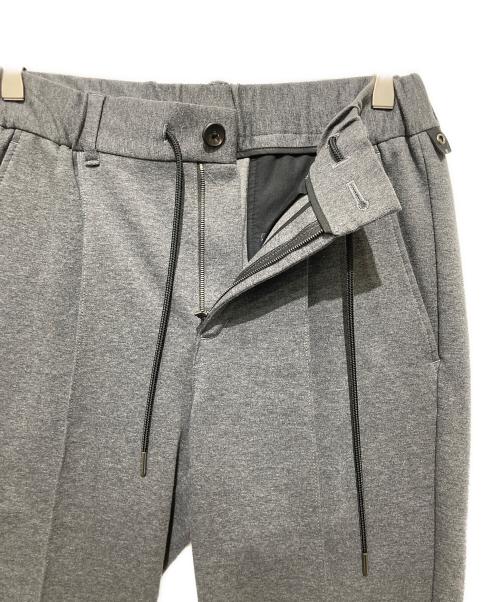 wjk（ダブルジェイケー）wjk (ダブルジェイケー) smart pin-tuck slacks グレー サイズ:Mの古着・服飾アイテム