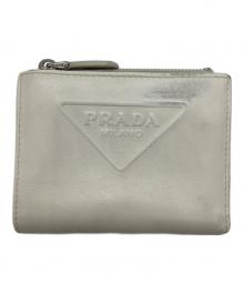 PRADA（プラダ）の古着「エンボスロゴ2つ折り財布」｜ホワイト