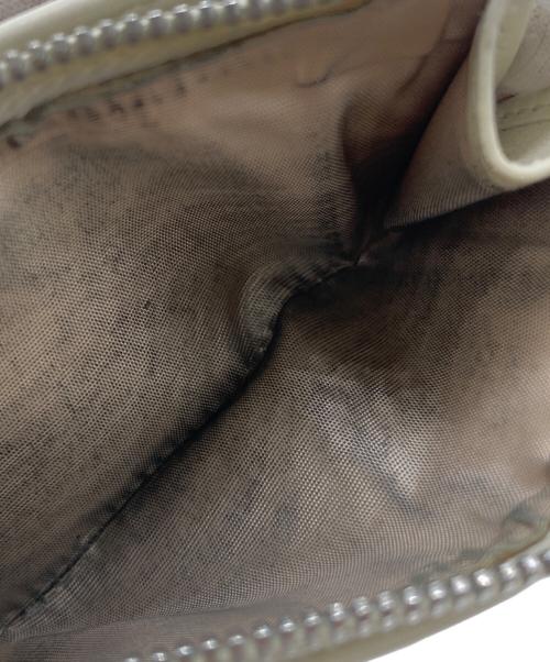 PRADA（プラダ）PRADA (プラダ) エンボスロゴ2つ折り財布 ホワイトの古着・服飾アイテム