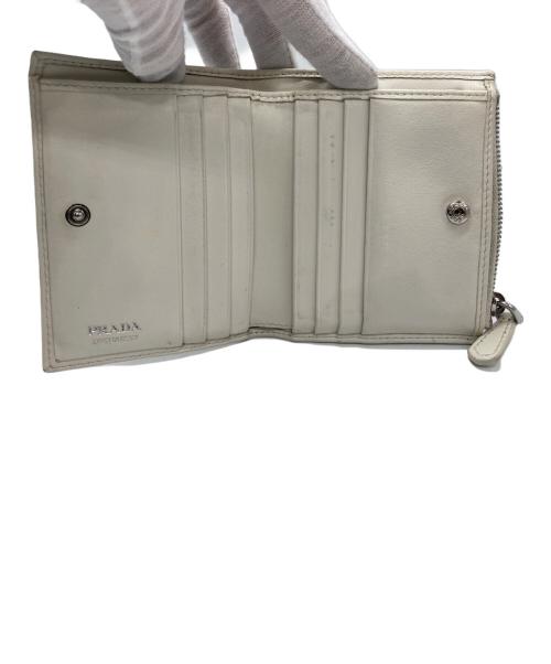 PRADA（プラダ）PRADA (プラダ) エンボスロゴ2つ折り財布 ホワイトの古着・服飾アイテム