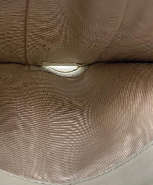 PRADA（プラダ）PRADA (プラダ) エンボスロゴ2つ折り財布 ホワイトの古着・服飾アイテム