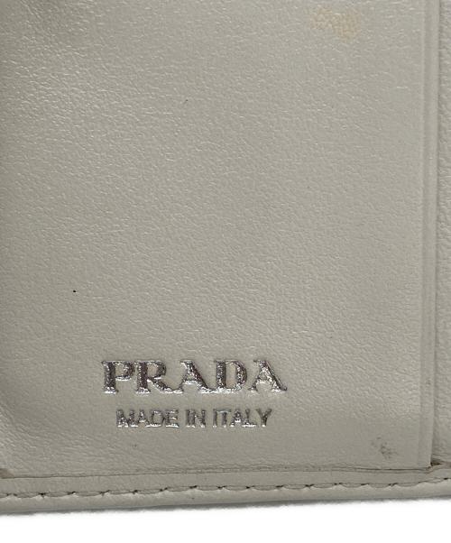 PRADA（プラダ）PRADA (プラダ) エンボスロゴ2つ折り財布 ホワイトの古着・服飾アイテム
