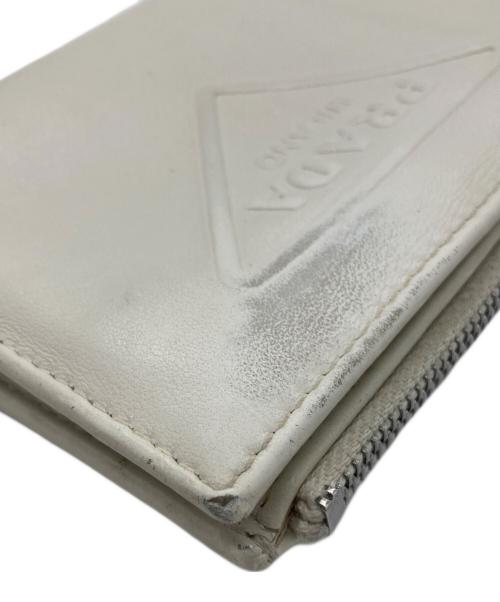 PRADA（プラダ）PRADA (プラダ) エンボスロゴ2つ折り財布 ホワイトの古着・服飾アイテム