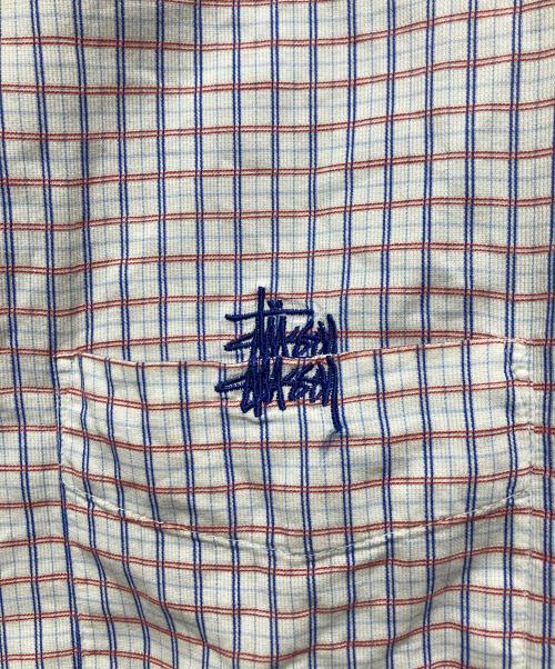 stussy（ステューシー）stussy (ステューシー) 胸ロゴ刺繍チェックシャツ ホワイト×ブルー サイズ:XLの古着・服飾アイテム