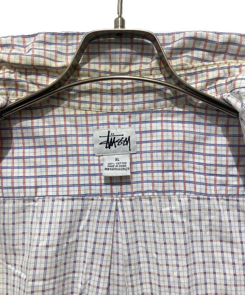 stussy（ステューシー）stussy (ステューシー) 胸ロゴ刺繍チェックシャツ ホワイト×ブルー サイズ:XLの古着・服飾アイテム