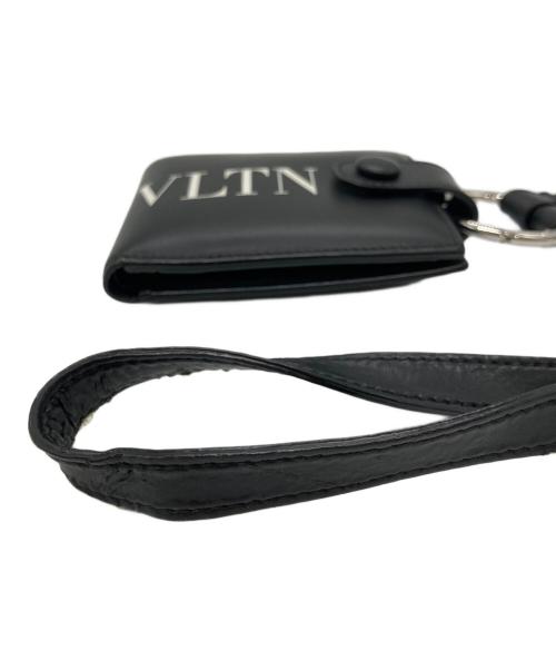 VALENTINO GARAVANI（ヴァレンティノ・ガラヴァーニ）VALENTINO GARAVANI (ヴァレンティノ・ガラヴァーニ) ネックストラップ付2つ折り財布 ブラックの古着・服飾アイテム