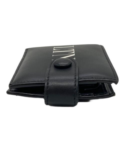 VALENTINO GARAVANI（ヴァレンティノ・ガラヴァーニ）VALENTINO GARAVANI (ヴァレンティノ・ガラヴァーニ) ネックストラップ付2つ折り財布 ブラックの古着・服飾アイテム