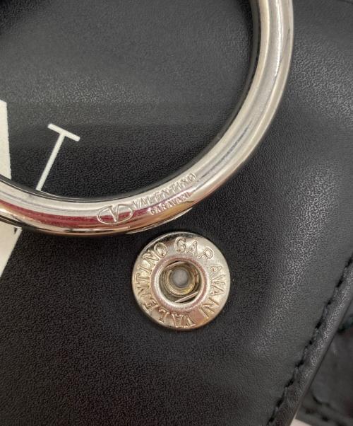 VALENTINO GARAVANI（ヴァレンティノ・ガラヴァーニ）VALENTINO GARAVANI (ヴァレンティノ・ガラヴァーニ) ネックストラップ付2つ折り財布 ブラックの古着・服飾アイテム