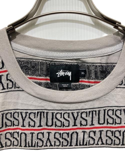 stussy（ステューシー）stussy (ステューシー) MTV (エムティービー) ジャガードロゴテープTシャツ グレー サイズ:XLの古着・服飾アイテム