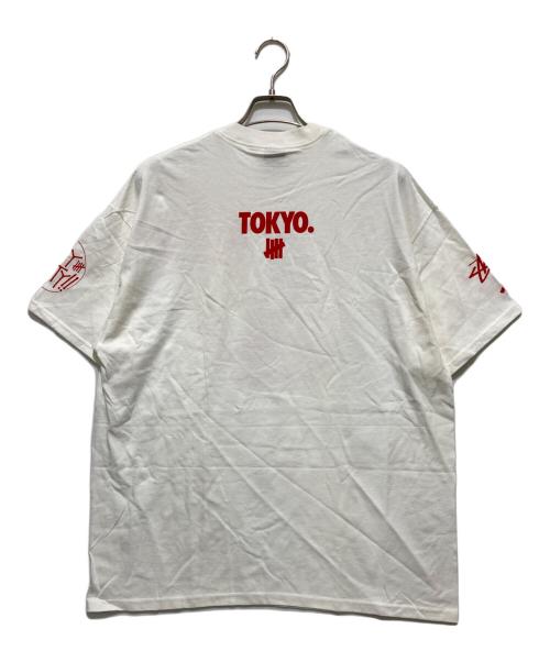 stussy（ステューシー）stussy (ステューシー) UNDEFEATED (アンディフィーテッド) イニシャルプリントTシャツ ホワイト サイズ:XLの古着・服飾アイテム