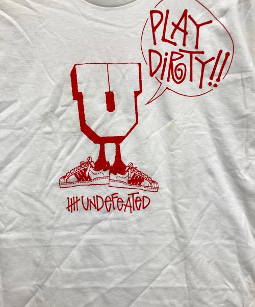 stussy（ステューシー）stussy (ステューシー) UNDEFEATED (アンディフィーテッド) イニシャルプリントTシャツ ホワイト サイズ:XLの古着・服飾アイテム