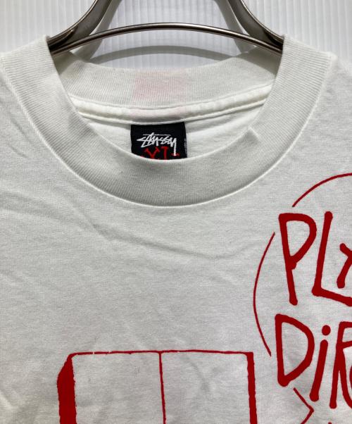 stussy（ステューシー）stussy (ステューシー) UNDEFEATED (アンディフィーテッド) イニシャルプリントTシャツ ホワイト サイズ:XLの古着・服飾アイテム