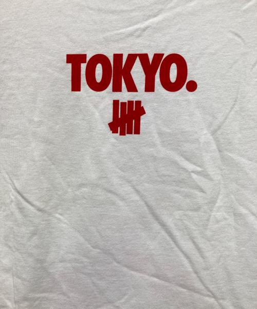 stussy（ステューシー）stussy (ステューシー) UNDEFEATED (アンディフィーテッド) イニシャルプリントTシャツ ホワイト サイズ:XLの古着・服飾アイテム