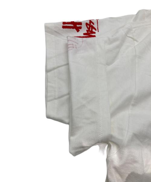 stussy（ステューシー）stussy (ステューシー) UNDEFEATED (アンディフィーテッド) イニシャルプリントTシャツ ホワイト サイズ:XLの古着・服飾アイテム