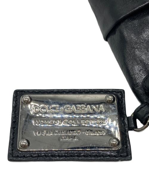 DOLCE & GABBANA（ドルチェ＆ガッバーナ）DOLCE & GABBANA (ドルチェ＆ガッバーナ) プレートチャーム付ハンドバッグ ブラックの古着・服飾アイテム